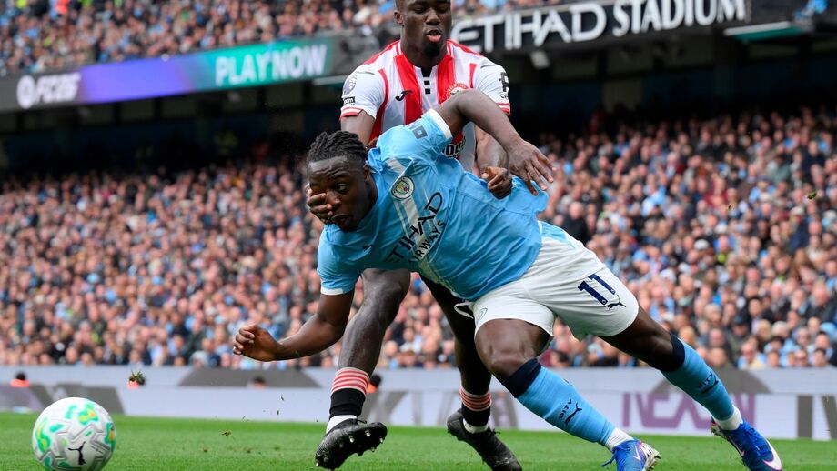 Jérémy Doku vai renovar com Manchester City