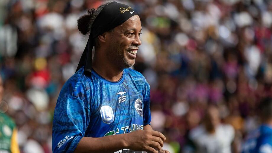 Ronaldinho regressa ao futebol aos 46 anos 