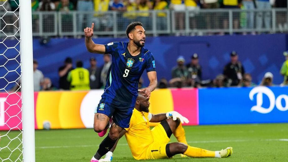 Matheus Cunha bisou no Brasil-Haiti