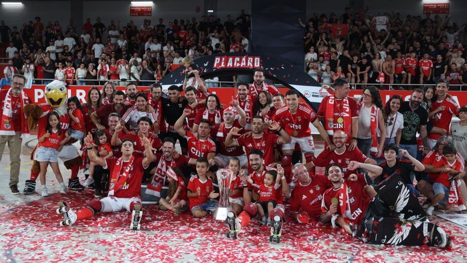 Benfica festeja título de campeão de hóquei em patins na Luz