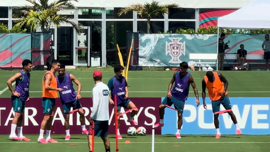 Momento animado entre o trio da Seleção Nacional durante o treino