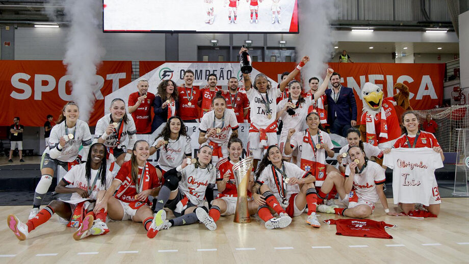 Jogadoras do Benfica festejam o título de futsal