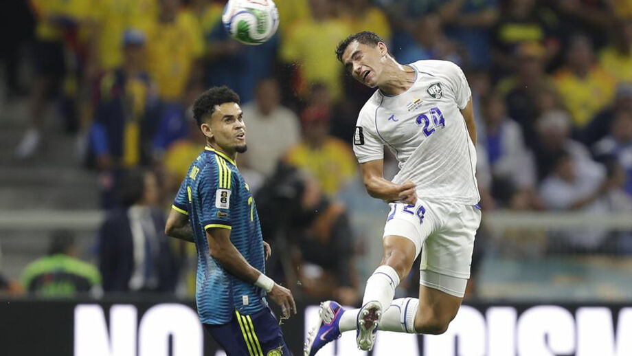 Karimov disputa a bola com Luis Díaz