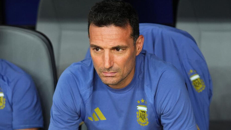 Lionel Scaloni reage no banco de suplentes da Argentina