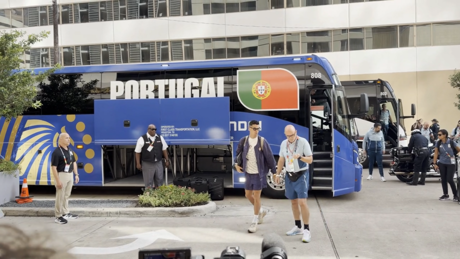 Centenas esperaram a chegada da equipa nacional
