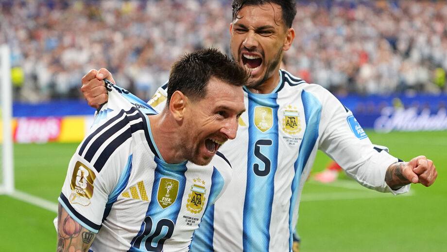 Lionel Messi celebra com Leandro Paredes