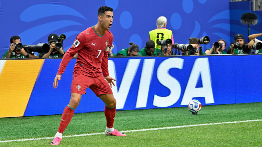 Cristiano Ronaldo festeja o segundo golo apontado ao Uzbequistão no Mundial'2026