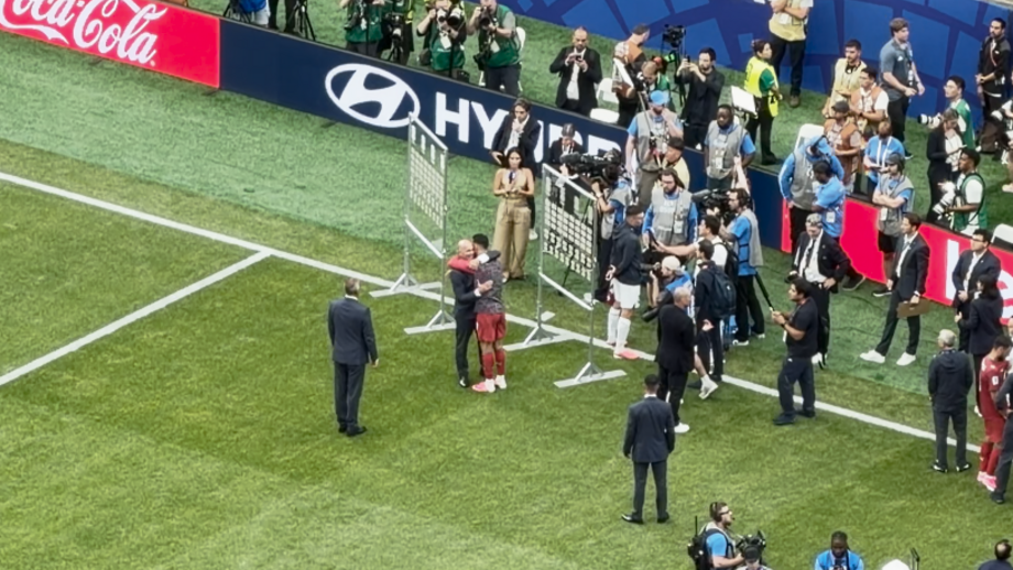 Imagens captadas das bancadas em Houston mostram momento entre selecionador e capitão