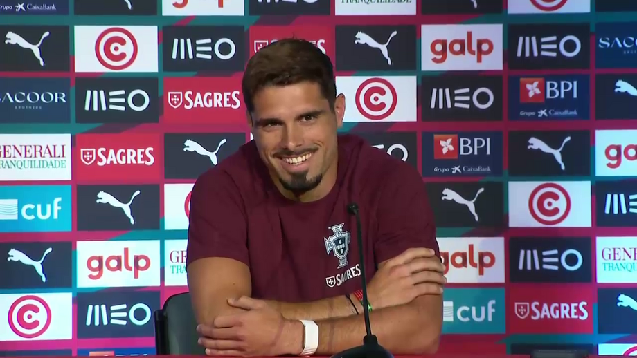 Momento de boa disposição na conferência de imprensa do extremo