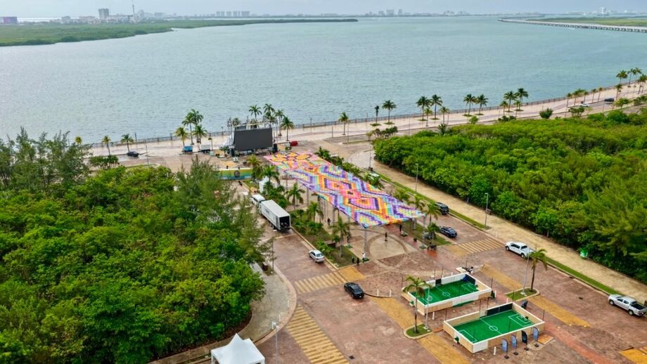 Fan zone em Cancún praticamente deserta