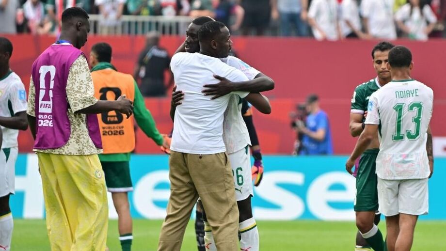 Pape Thiaw abraça Pape Gueye