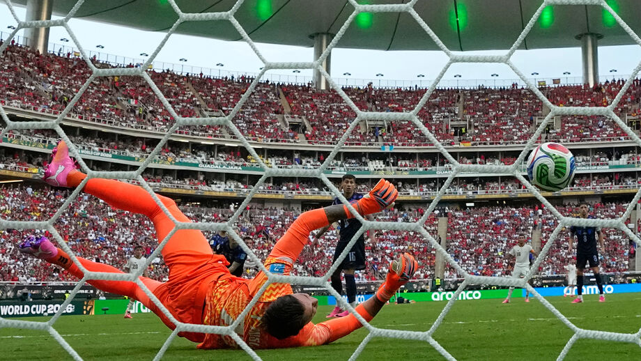 Muslera  ficou mal na fotografia frente à seleção espanhola
