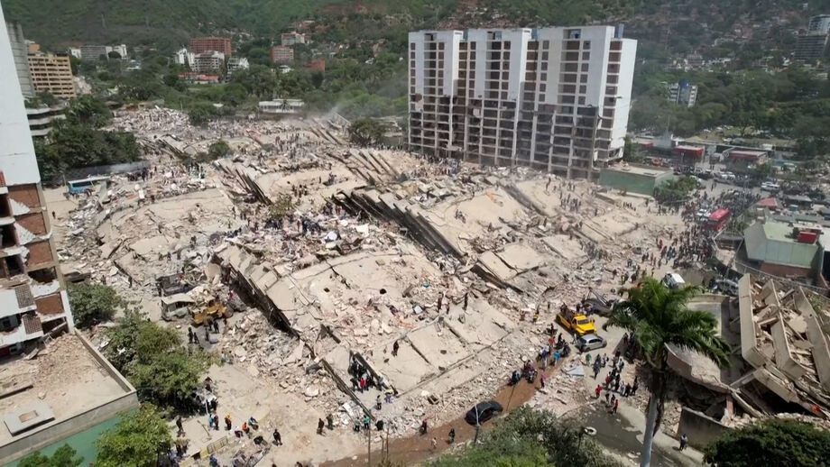  Buscas por sobreviventes entre os escombros de edifícios na cidade costeira de La Guaira continuam