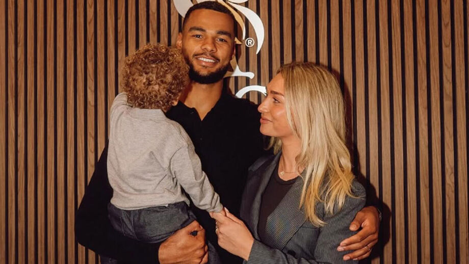 Gakpo com a namorada Noa van der Bij e o filho Samuel