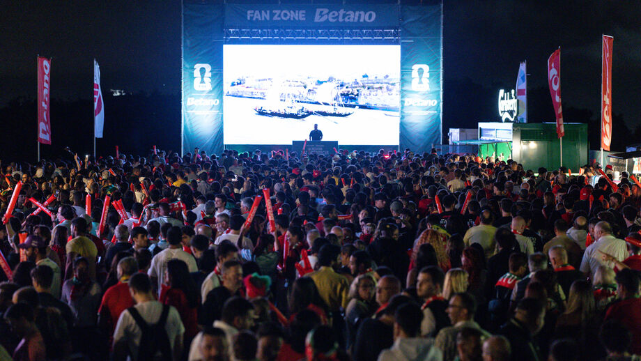 Milhares de adeptos fazem a festa na Fan Zone Betano, em Gaia