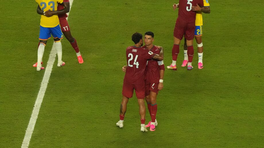 Samu Costa cumprimenta Cristiano Ronaldo no final do Colômbia-Portugal