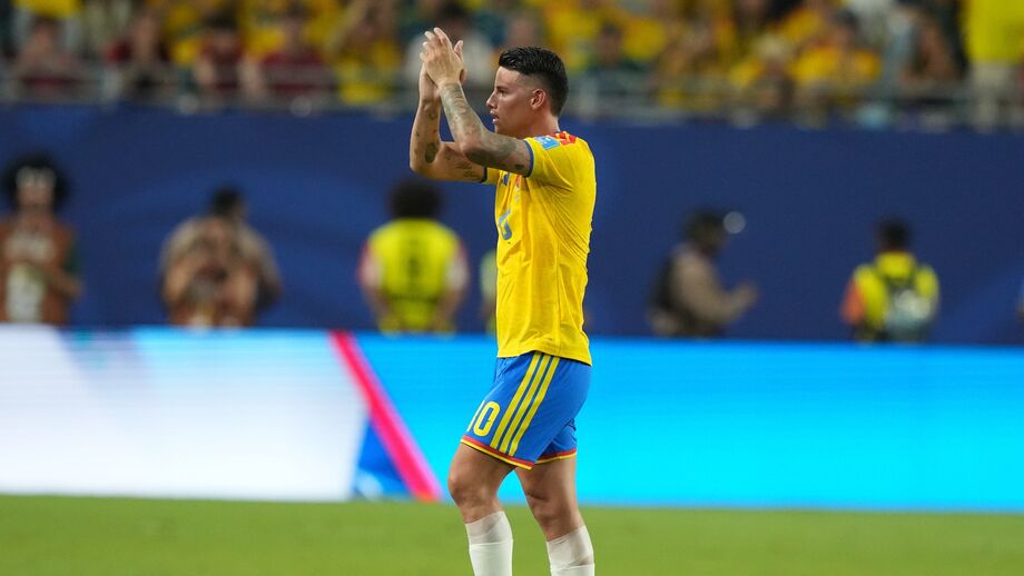 James Rodríguez aplaude os adeptos colombianos no momento da substituição, durante o jogo contra Portugal