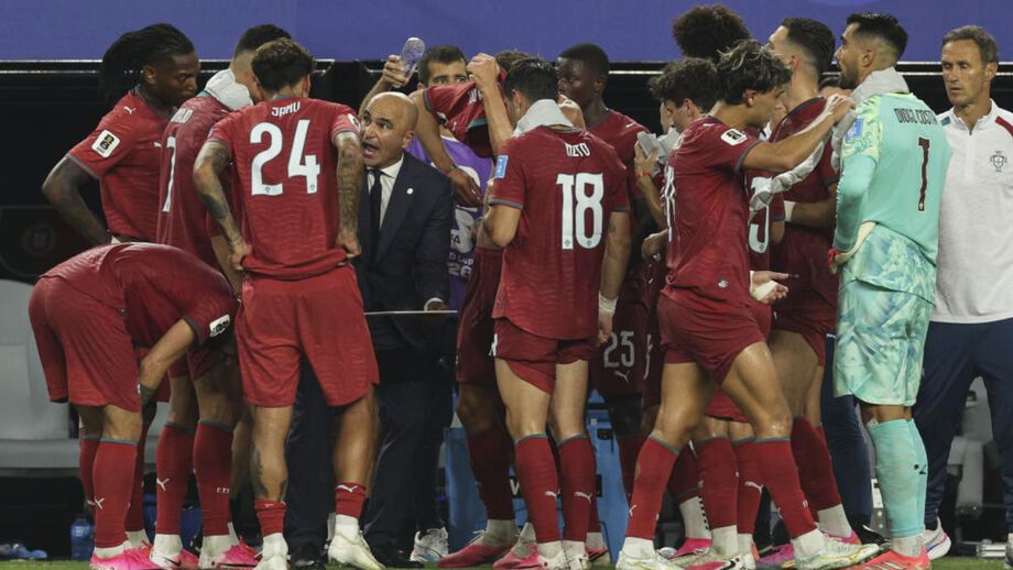 Roberto Martínez dá indicações aos jogadores da Seleção