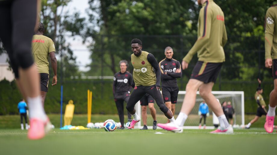 Alphonso Davies durante o treino da seleção canadiana