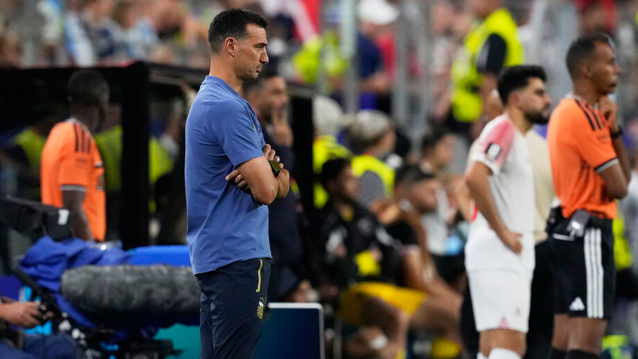 Scaloni durante o jogo com a Jordânia