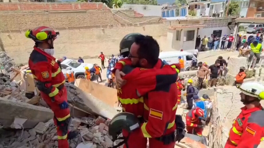 Momento foi celebrado pelos operacionais, que continuam as buscas por mais sobreviventes