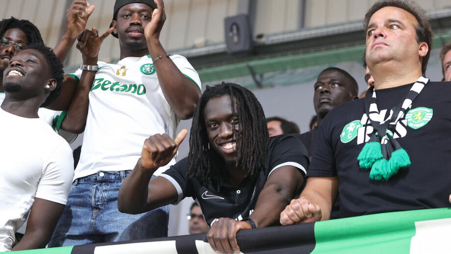 Zicky na bancada da Luz com a claque do Sporting