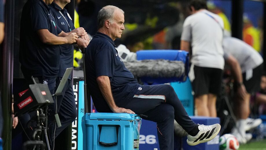 Marcelo Bielsa sentado na geladeira durante um jogo do Uruguai no Mundial'2026