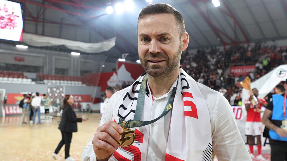 Cassiano Klein orgulhoso após a conquista do bicampeonato de futsal ao comando do Benfica
