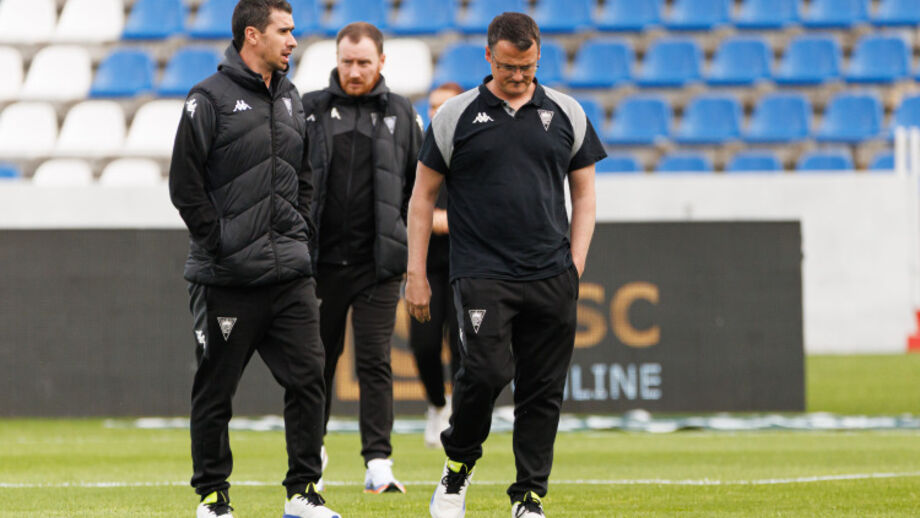 Ian Cathro leva adjuntos para França