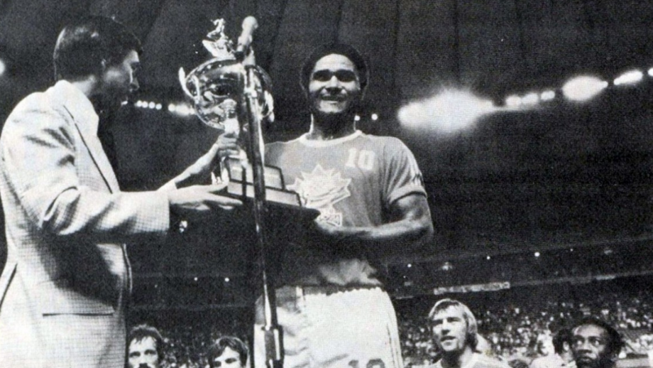 Eusébio com o troféu de campeão da North American Soccer League em 1976