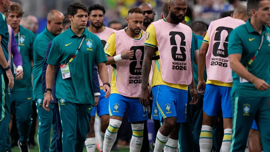 Neymar a caminhar na direção do banco de suplentes do Brasil antes do início do jogo contra o Japão no Mundial'2026