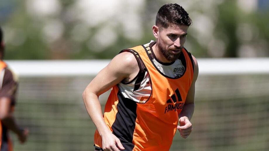 Jorginho já treina com o Flamengo no Algarve