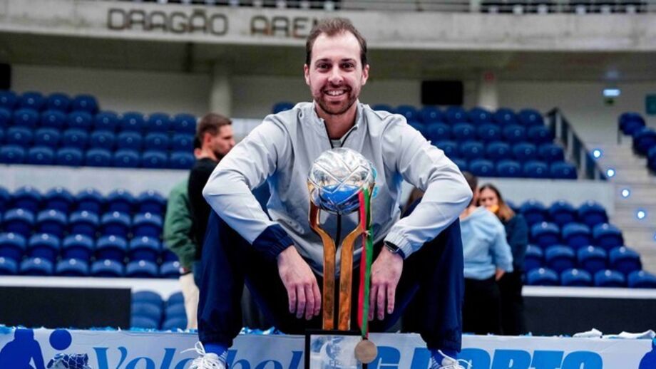 Miguel Coelho com o título de campeão nacional 