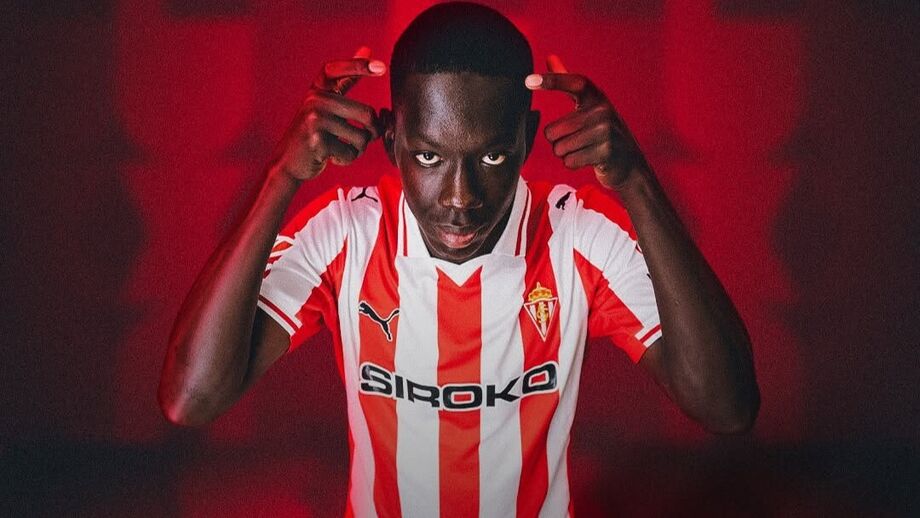 Amadou Coundoul com a camisola do Sp. Gijón