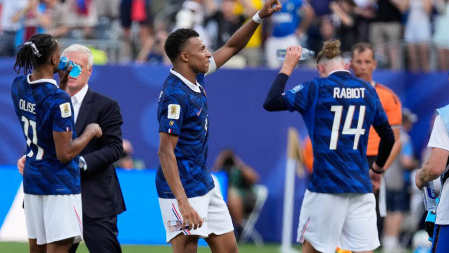 Mbappé festeja frente à Suécia