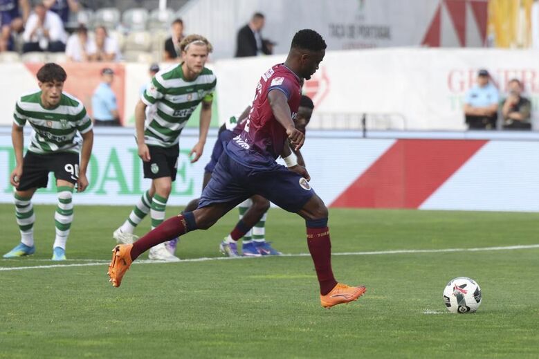 O momento em que Stopira marca o penálti ao Sporting na final da Taça