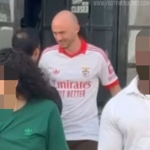Aursnes surge com a nova camisola alternativa do Benfica