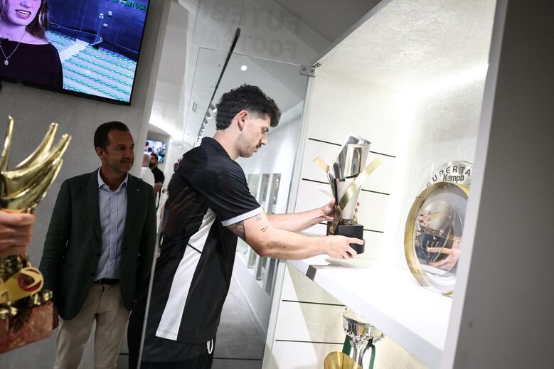 Capitão Salvador entrega Taça sob o olhar de Varandas