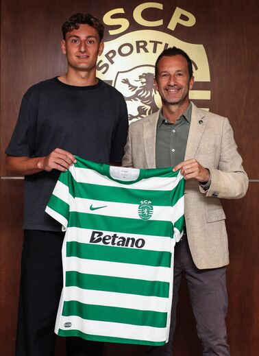 Silas Andersen posa ao lado de Frederico Varandas