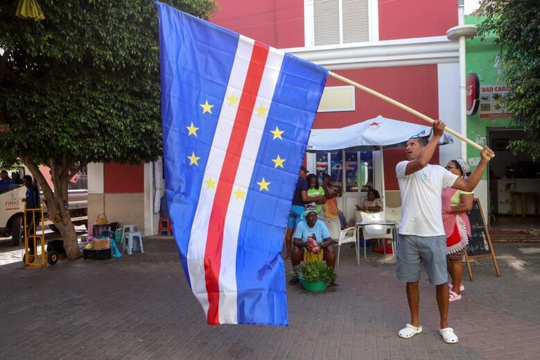 Já se vai fazendo a festa nas ruas de Cabo Verde