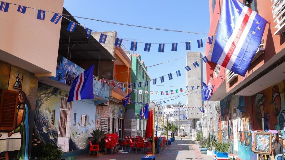 Ruas da Cidade da Praia 'engalanadas' para apoiar a seleção de Cabo Verde