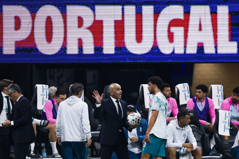 Martínez dá instruções a Matheus Nunes em Atlanta, a 1 de abril; o selecionador já sabe o que vai encontrar nos EUA