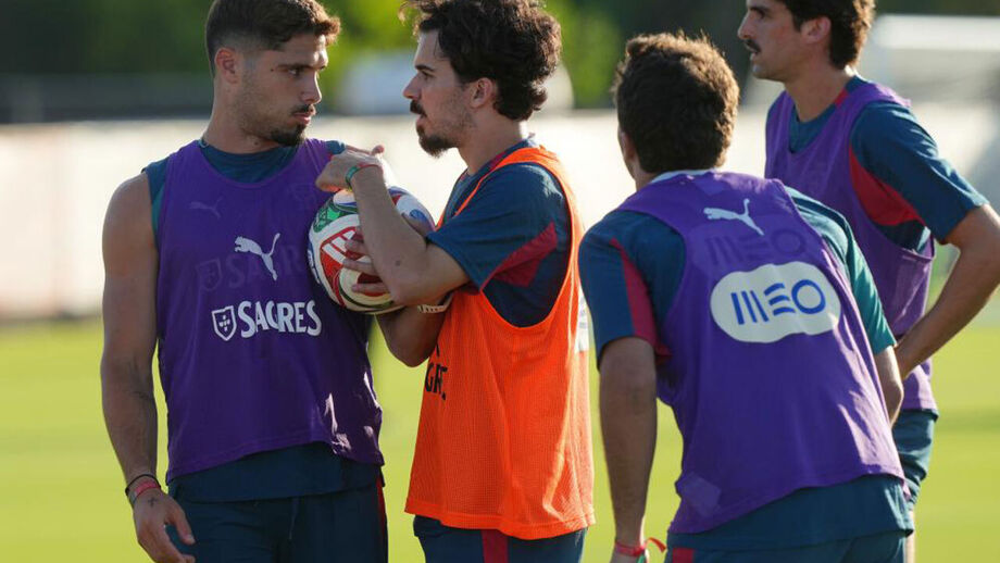 Pedro Neto, Vitinha e João Neves utilizam pulseira oferecida por Luís Montenegro durante o treino da Seleção Nacional
