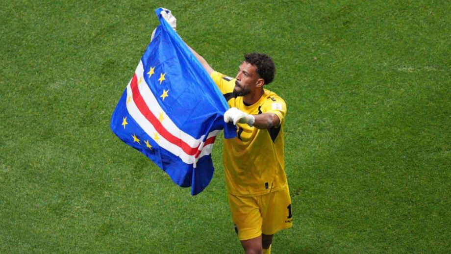 Vozinha com a bandeira de Cabo Verde após o empate histórico com Espanha
