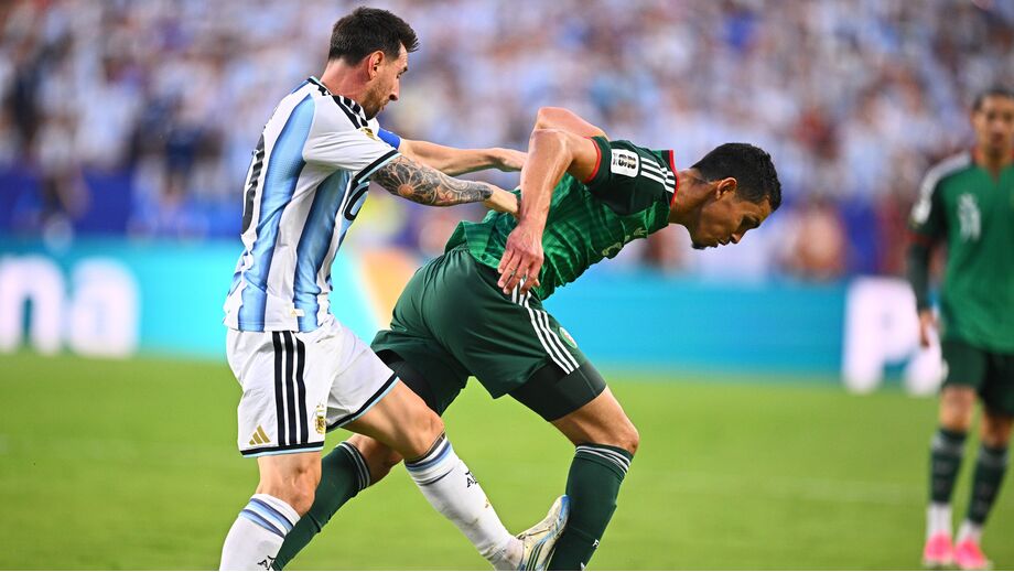 Messi em lance polémico com Aissa Mandi no Argentina-Argélia