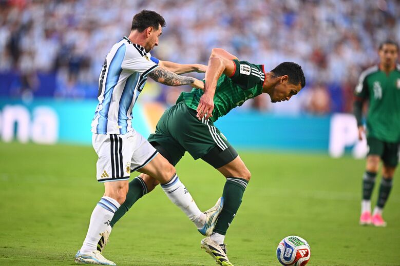 Messi em lance polémico com Aissa Mandi no Argentina-Argélia