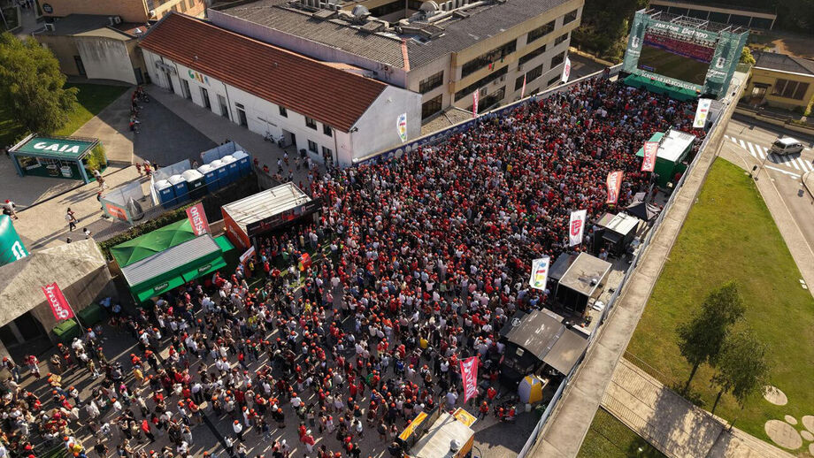 Fan Zone Betano completamente cheia