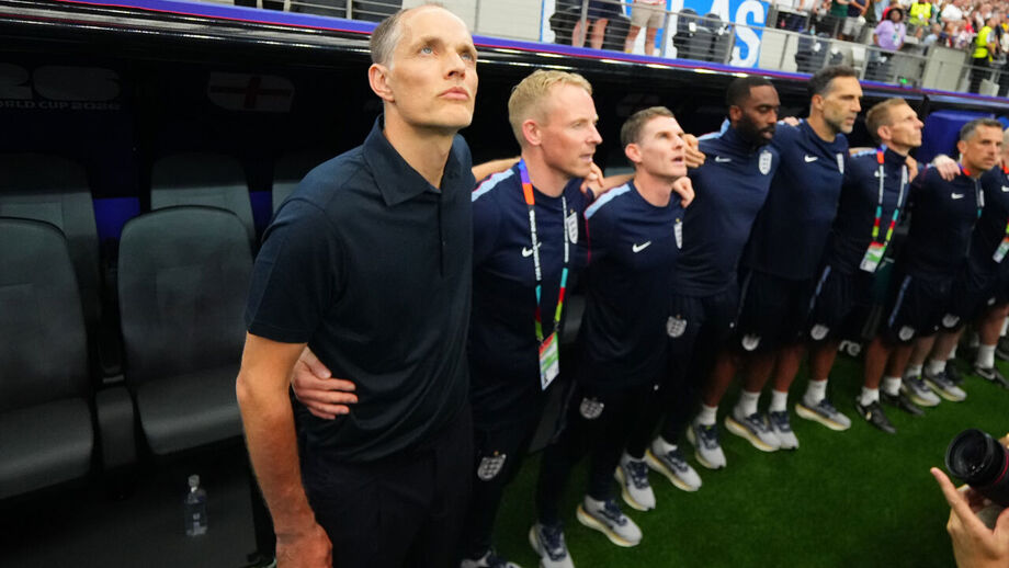Tuchel coloca o braço à volta dos elementos da sua equipa técnica, todos obrigados a olhar para o ecrã gigante do estádio 