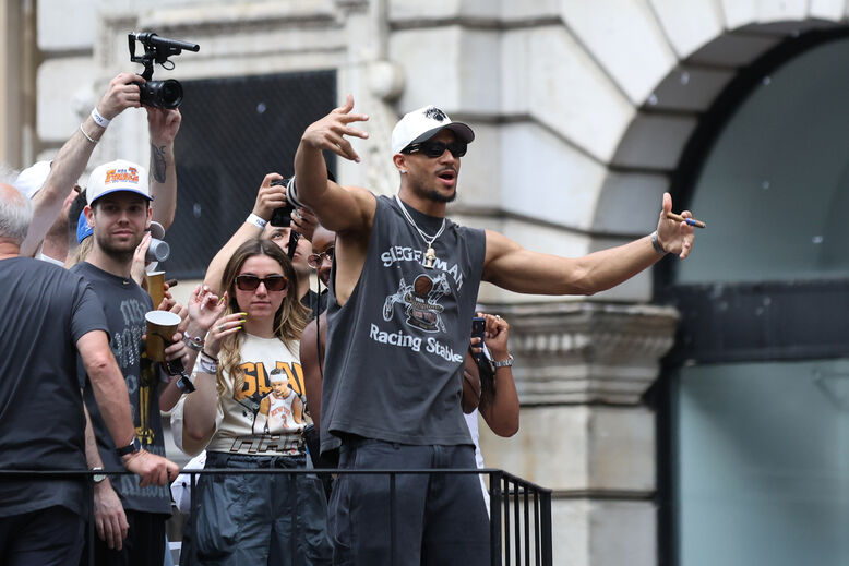 Josh Hart de charuto na mão
