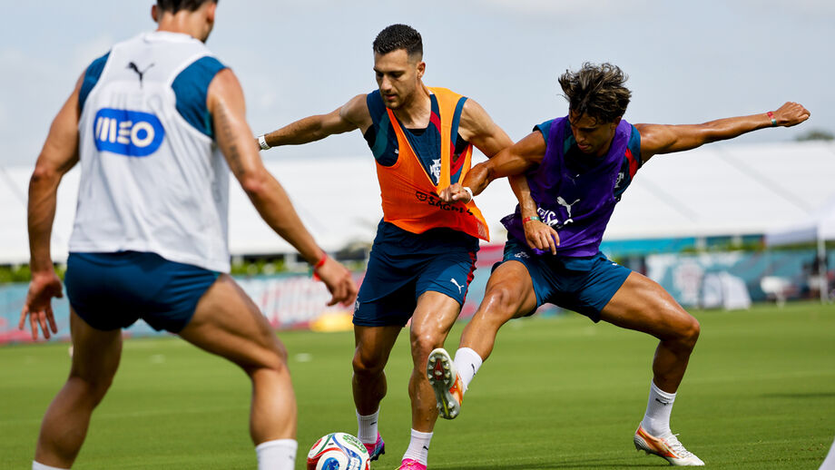 Diogo Dalot e João Félix em ação durante o treino de Portugal